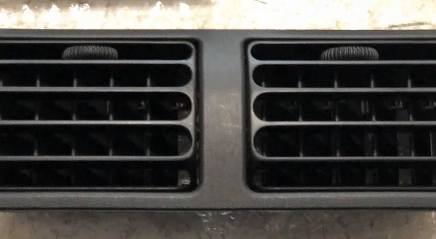 Grille de ventilation centrale Peugeot 205