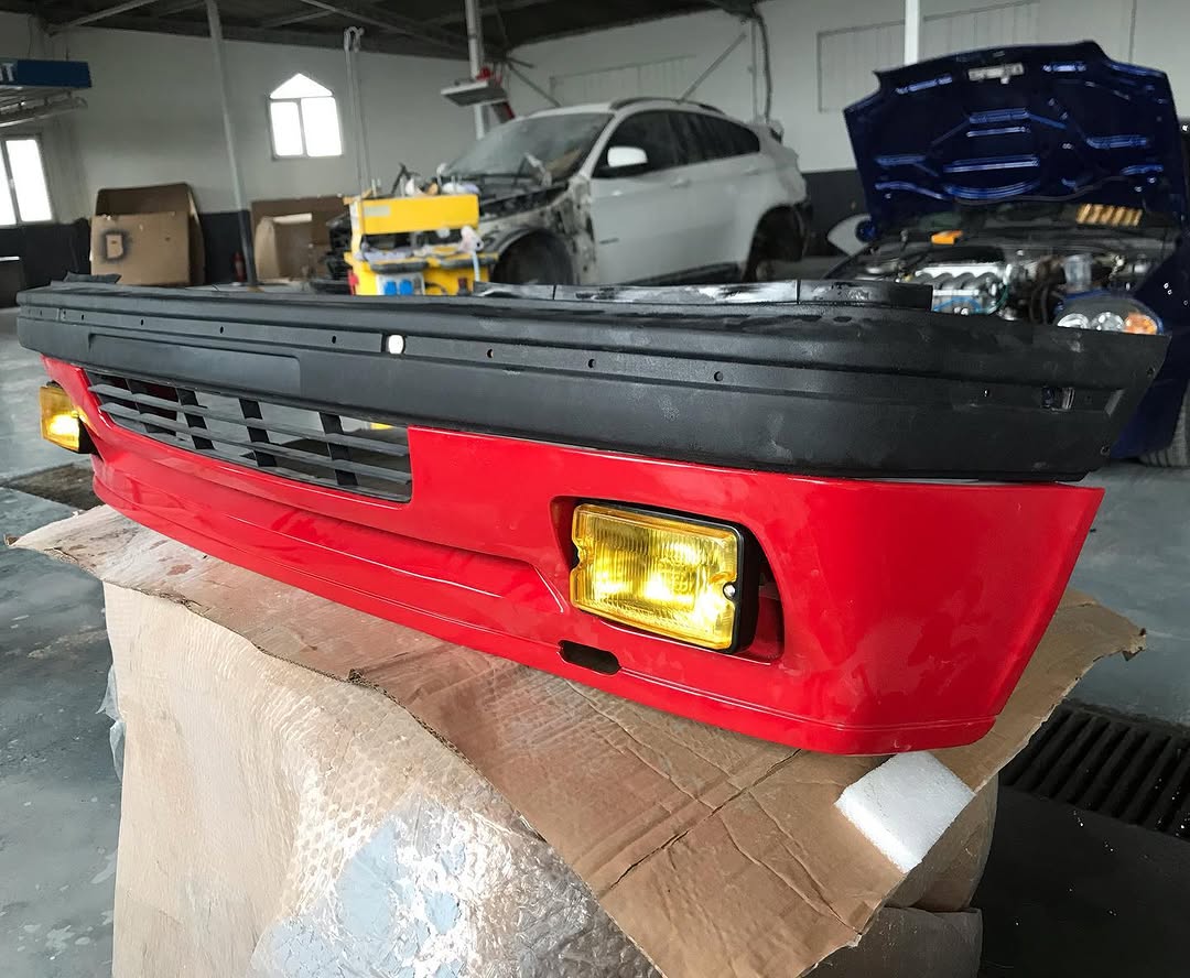 Pare-chocs avant complet Peugeot 205 GTI Phase 2 avec antibrouillards jaunes – Restauré