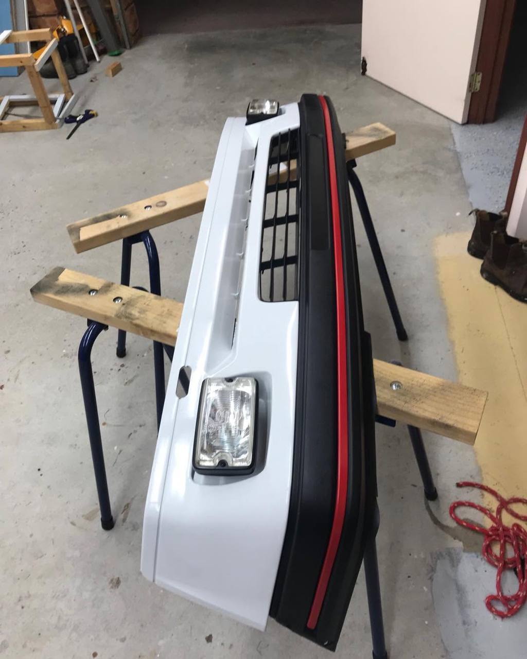 Pare-chocs avant Peugeot 205 GTI Phase 2 complet avec antibrouillards – Restauré